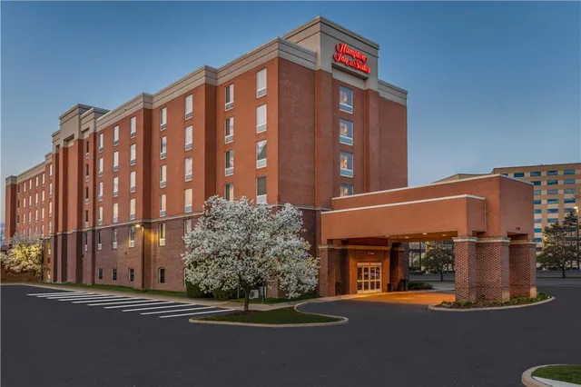 Hampton Inn & Suites Detroit/Airport-Romulus