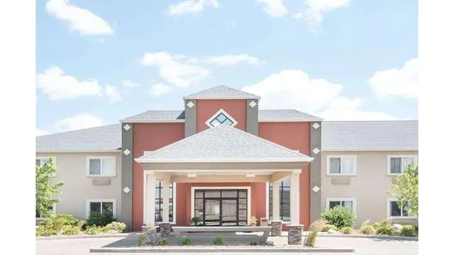 Howard Johnson by Wyndham Oacoma Hotel & Suites