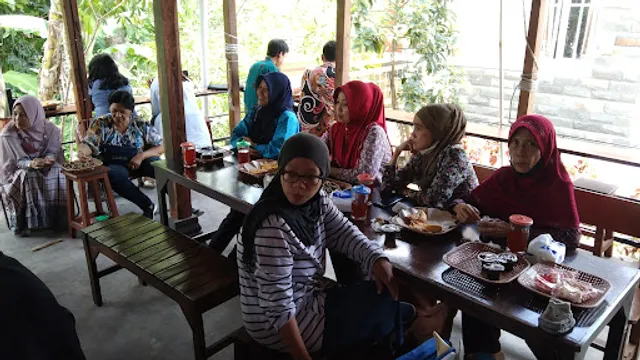 WARUNG VAVE (WARUNG SANTAI TEPI KALI)