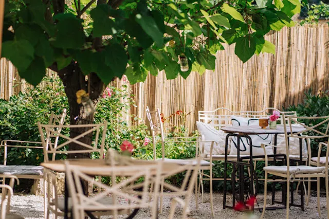 Kavárna & vinárna Knoll: na kávu & pohárek