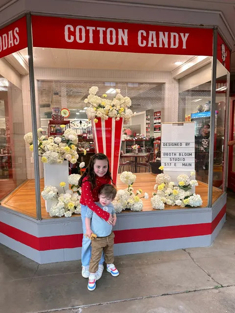 Susu's Popcorn and Candy Cafe