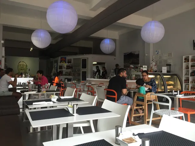 Lluvia Deli Bar & Artefacto