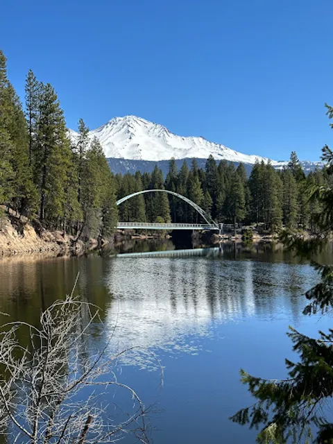Lake Siskiyou Trail, Parking at Dam