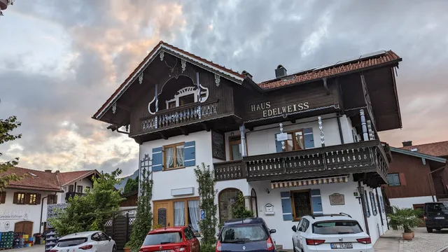 Ferienwohnungen und Doppelbettzimmer Haus Edelweiss, Urlaub in Unterwössen