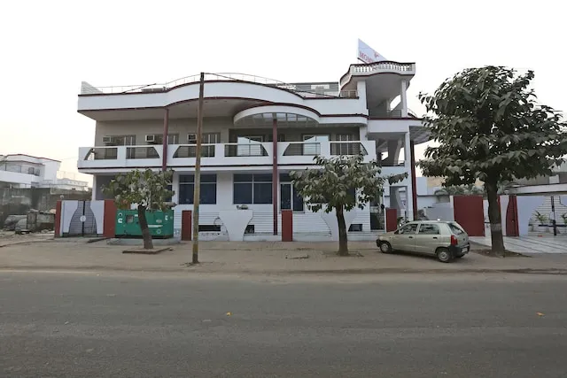 OYO 27605 Moments Inn