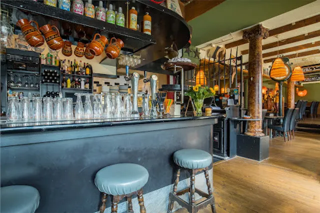 Fat Alice & Moody Cracker