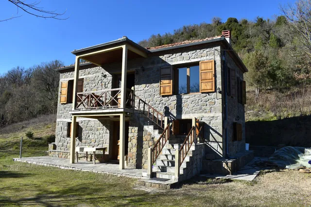 Πέτρινη κατοικία