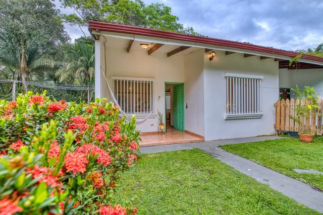 Tropical Camas Surf House