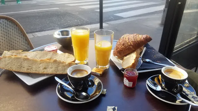 Le Café de la Poste (lamarck caulaincourt)