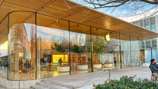 Apple Broadway Plaza