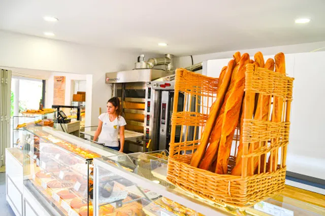 Azzo Pains Holiday’s Bread