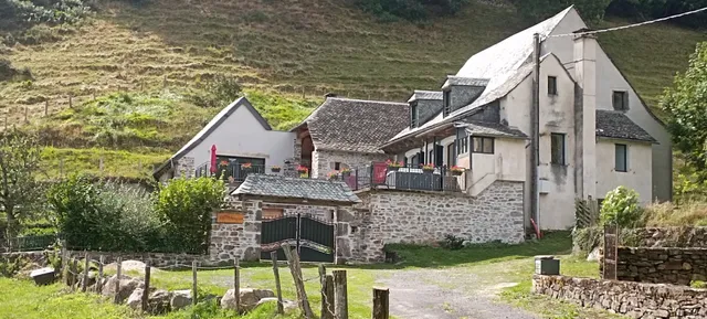 Gîte le Marquès en Aubrac - accueil groupe ou famille - 12-15 pers
