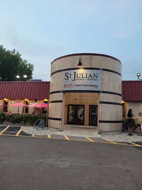 Flo's Wood Fired Pizzeria