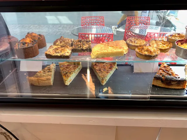 Sucré Salé, restaurant indonésien et salon de thé. Service continu, sur place ou à emporter jusqu'à 18h00..