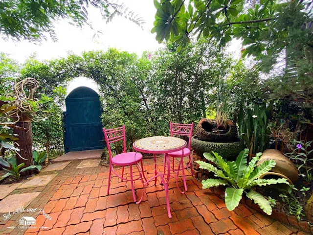 Set Arts and Props Cafe & Bistro คาเฟ่และอาหาร