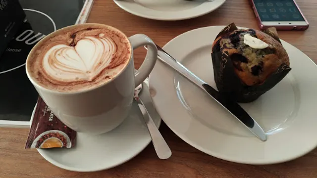 Monlou, Cake and Coffee House