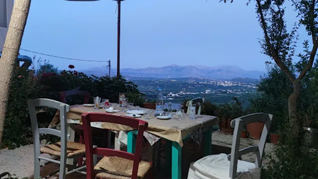 I avli tis Chrysanthis