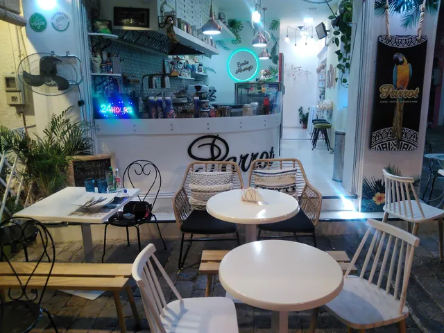 Parrot cocktail & burgers