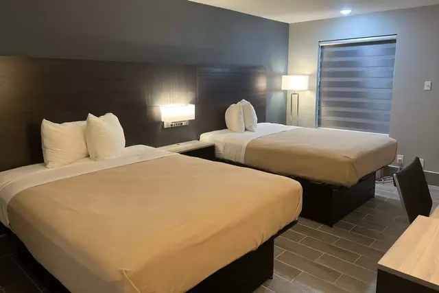 Econo Lodge Inn & Suites