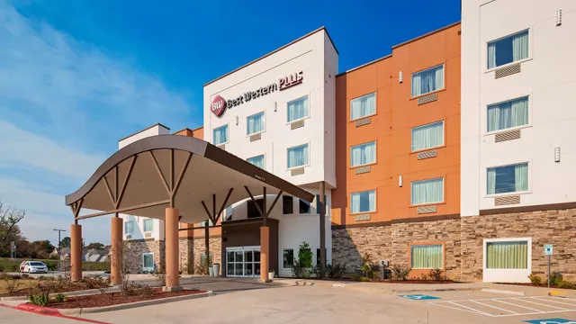 Del-Mar Airport Inn & Suites