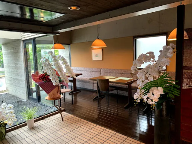 Cafe & Restaurant Saintpaulia（セントポーリア）