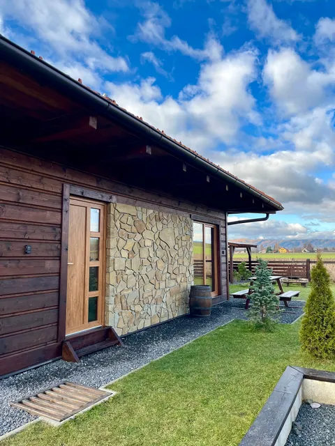 DREVENÁ CHALÚPKA A APARTMÁN