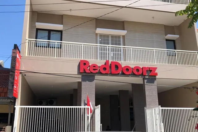 RedDoorz near Universitas Surabaya