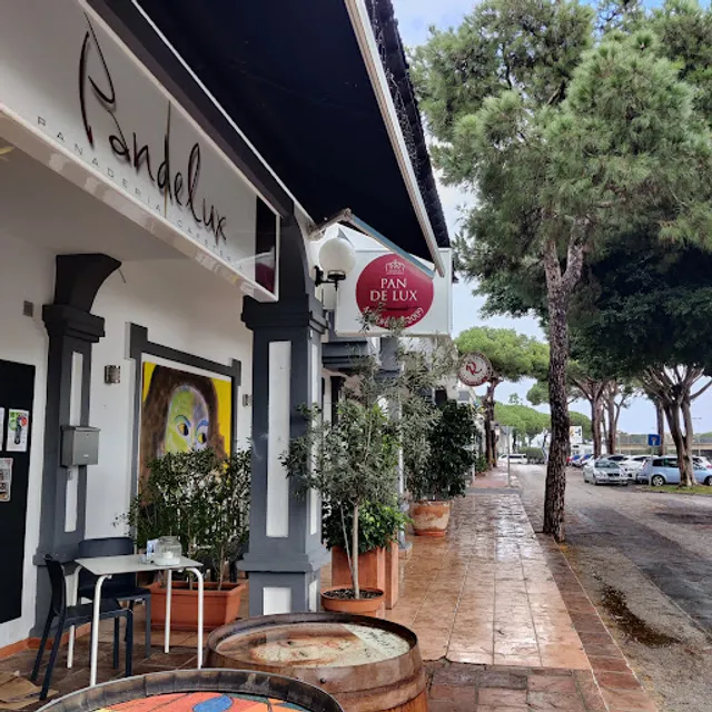 Bar Toga ( was Pan de Lux, anything relating to Pan de Lux is now not relevant).