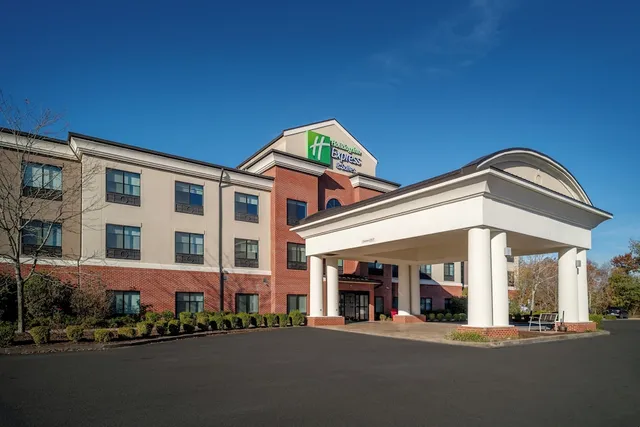 Holiday Inn Express & Suites Fairmont