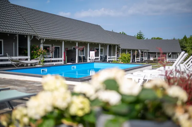 Domki u Ani- basen z podgrzewaną wodą.