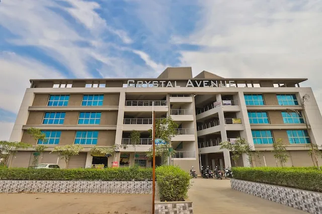 OYO 25009 Hotel Crystal