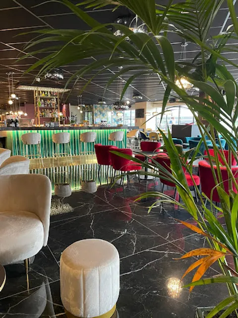 LE FIVE - Restaurant & Bar