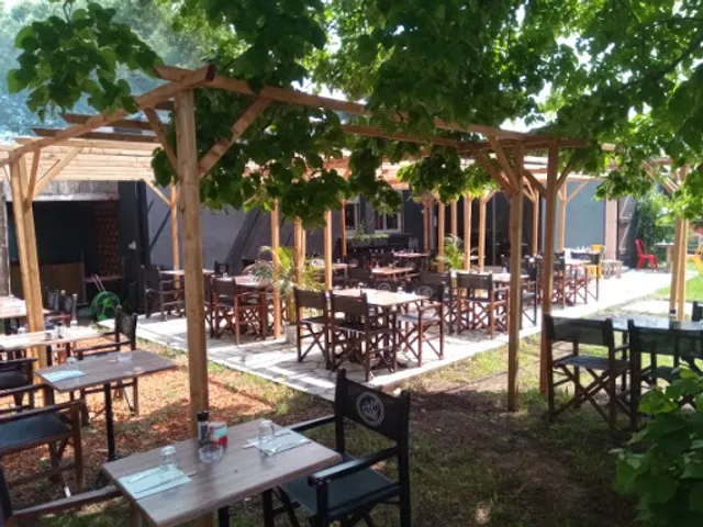 Chez Poulette, guinguette le soir, restaurant le midi