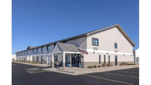 Super 8 by Wyndham Pratt