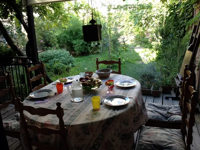 b & b at the boatyard with garden