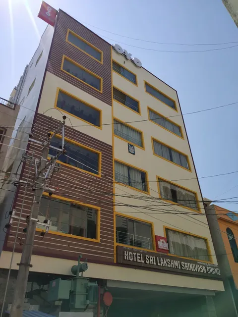 OYO 29754 Sri Lakshmi Srinivasa Grand