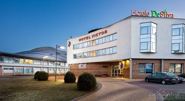 Hotel Victor Pruszków by DeSilva
