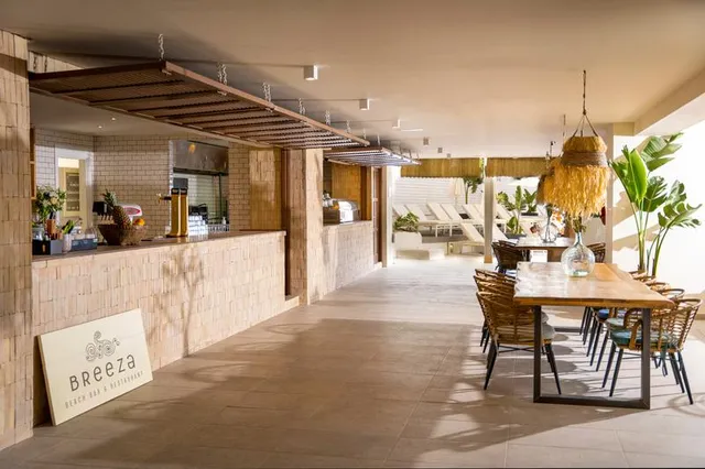 Breeza Bar & Restaurant