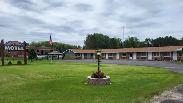 'Tween The Lakes Motel