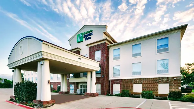 Holiday Inn Express & Suites Cleburne by IHG