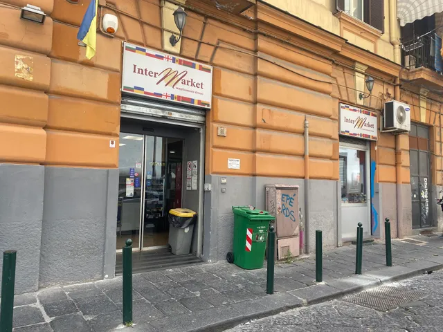 Intermarket Napoli-negozio, prodotti alimentari ucraini, moldavi, polacchi, rumeni,serbi,georgiani,albanesi. (Mix Markt)