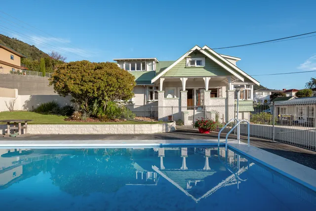 Picton House B&B and Motels