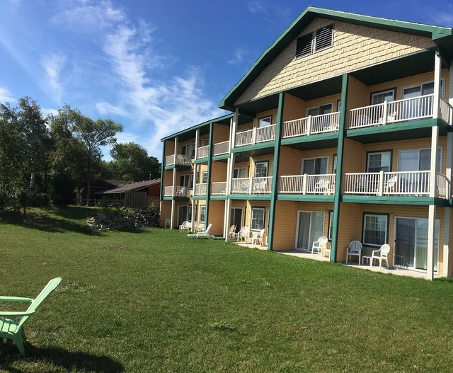 PARADISE LAKEFRONT LODGE