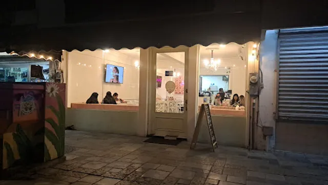 LOLA'S Bistro & Café