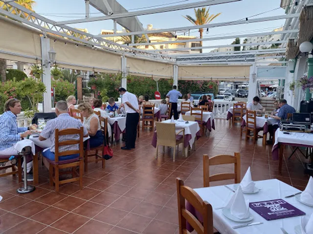 Connoisseur Indian Restaurant - Restaurante Indio Connoisseur