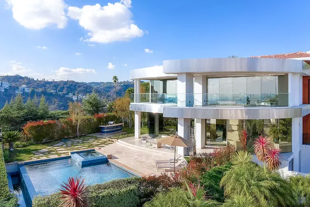 ESSENTIALYFE- Luxury Villa Rentals