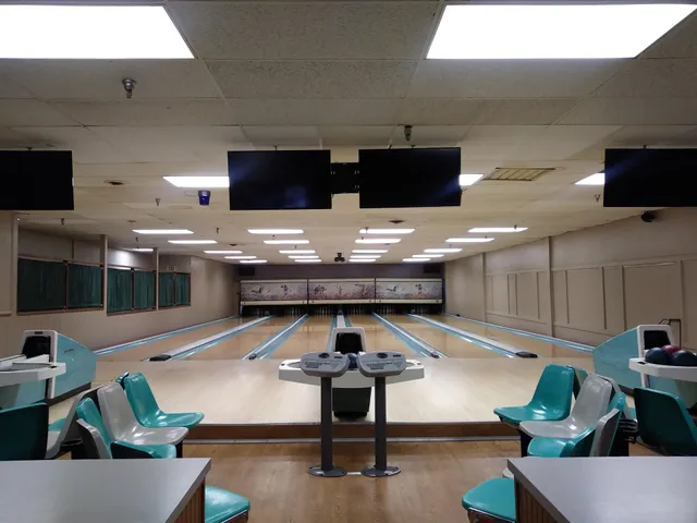 Rolling Thunder Bowling Lanes
