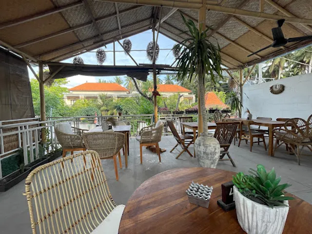 Alily Lounge Restaurant & Bar