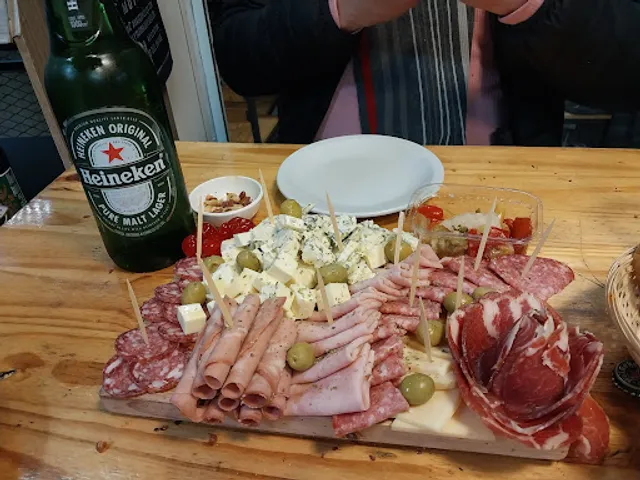 Acacia Vinos & Fiambres Bar