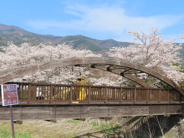 なみなみ橋（木製アーチ橋）